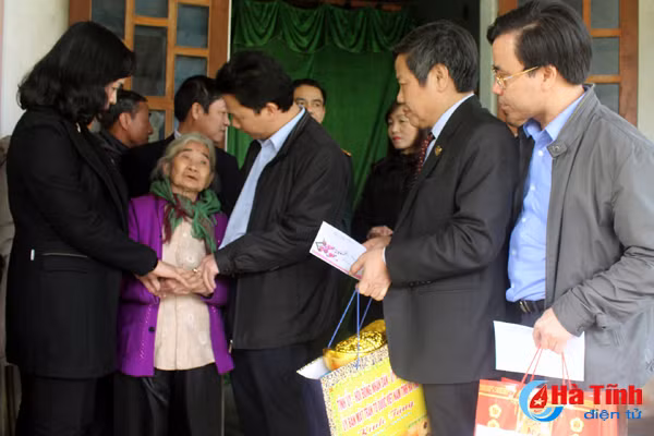 chu tich ubnd tinh tang qua dong bao dan toc chut va gia dinh chinh sach