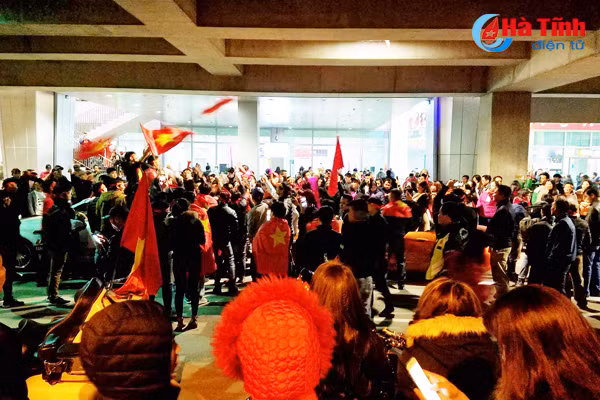 nguoi ham mo chao don bui tien dung tro ve ha tinh