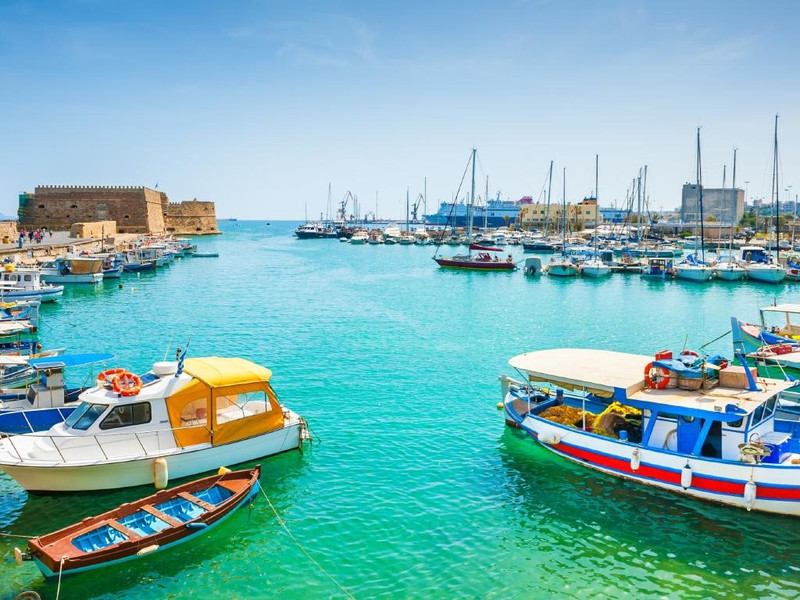 Crete, Hy Lạp: Hòn đảo Crete, được coi là nơi thần Zeus sinh ra, nổi bật với những vách đá, hẻm núi, bờ vịnh ở phía nam và những bãi biển rộng ở phía bắc. Bên cạnh đó, đến Crete, du khách còn có thể ghé thăm những thị trấn thời Trung cổ thú vị hay đến bảo tàng khảo cổ học Heraklion và tìm hiểu về cuộc sống của người Minoans, cộng đồng được coi là xã hội tiên tiến đầu tiên ở châu Âu. Ảnh: Escape. nhung hon dao duoc long du khach nhat the gioi