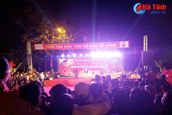 nguoi ham mo chao don bui tien dung tro ve ha tinh