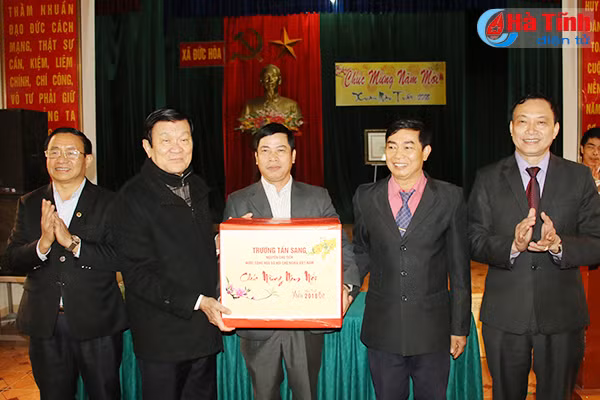 nguyen chu tich nuoc truong tan sang chuc tet dang bo nhan dan ha tinh