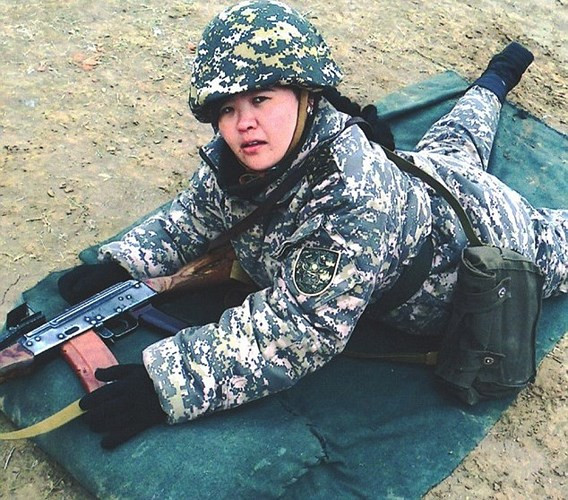 anh ve dep khong lan vao dau cua cac nu quan nhan kazakhstan