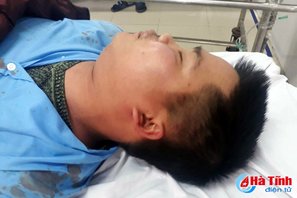 truy tim nhom thanh nien danh tai xe xe bus tho lam chan thuong