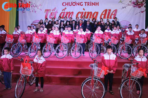 aia ha tinh mang tet am den nguoi ngheo ky anh