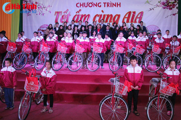 aia ha tinh mang tet am den nguoi ngheo ky anh