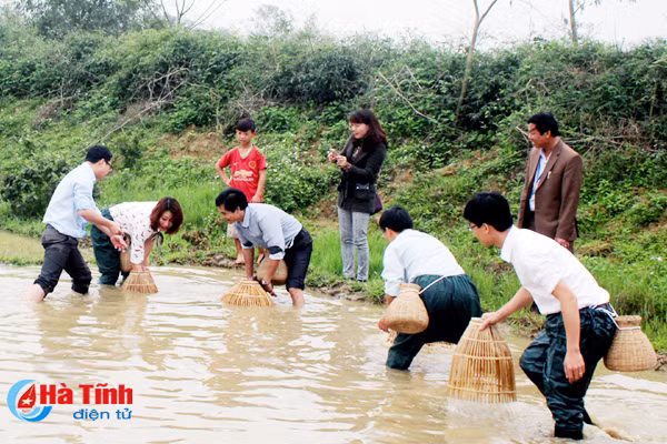 hap dan du lich trai nghiem tren nen nong thon moi