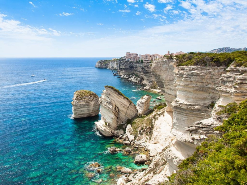 Corsica, Pháp: Được biết đến với cái tên "Isle of Beauty", Corsica là nơi có nhiều bãi biển đẹp như Tamariccio hay Palombaggia cùng những ngôi làng bước ra từ tranh vẽ. Đến Corsica, du khách có thể di chuyển bằng ôtô, xe đạp hoặc đi bộ để khám phá và tận hưởng phong cảnh cũng như tìm hiểu về cuộc sống của con người nơi đây. Ảnh: Escape. nhung hon dao duoc long du khach nhat the gioi