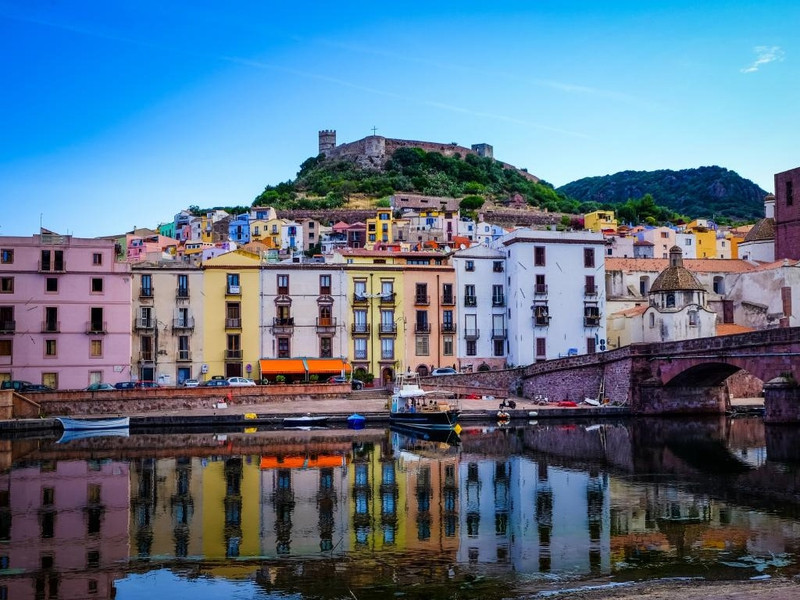 Sardinia, Italy: Sardinia có các bãi biển lấp lánh cát mịn cùng nhiều khu vực cảnh quan hoang dã. Đến Sardinia, du khách có thể lướt sóng ở bờ biển phía bắc, thăm bờ vịnh Golfo di Orosei xinh đẹp hay lặn biển khám phá những con tàu đắm và hang động dưới nước. Ngoài ra, hòn đảo còn nổi tiếng là nơi có nền ẩm thực độc đáo cùng các loại rượu vang hấp dẫn như Vermentino trắng hay Cannonau đỏ. Ảnh: Escape. nhung hon dao duoc long du khach nhat the gioi