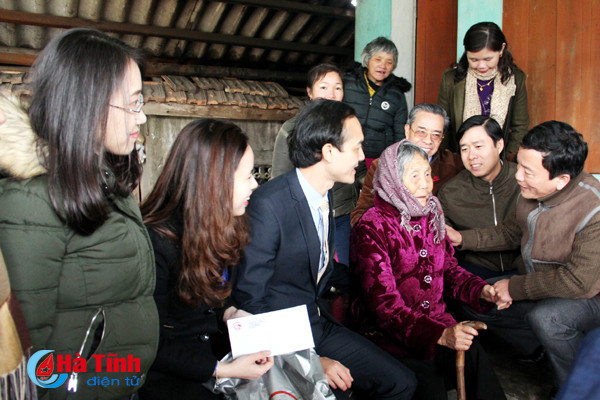 aia ha tinh mang tet am den nguoi ngheo ky anh