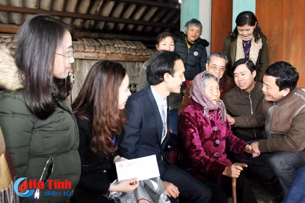 aia ha tinh mang tet am den nguoi ngheo ky anh