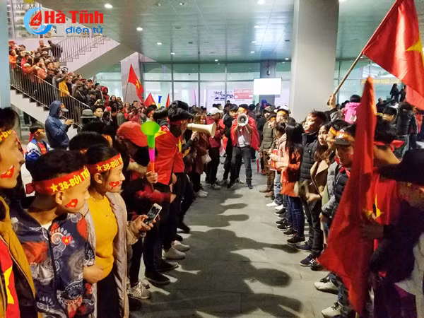 nguoi ham mo chao don bui tien dung tro ve ha tinh