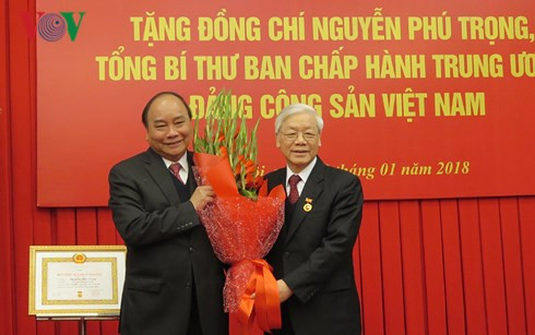 Thủ tướng Nguyễn Xuân Phúc tặng hoa chúc mừng Tổng Bí thư tong bi thu nguyen phu trong nhan huy hieu 50 nam tuoi dang