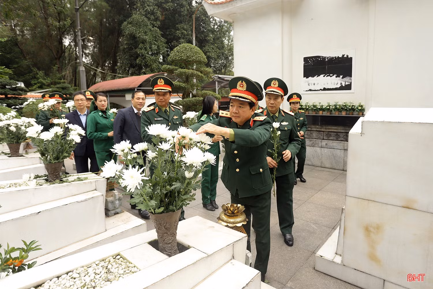 Các thành viên đoàn công tác dâng hoa lên phần mộ 10 nữ anh hùng liệt sĩ TNXP