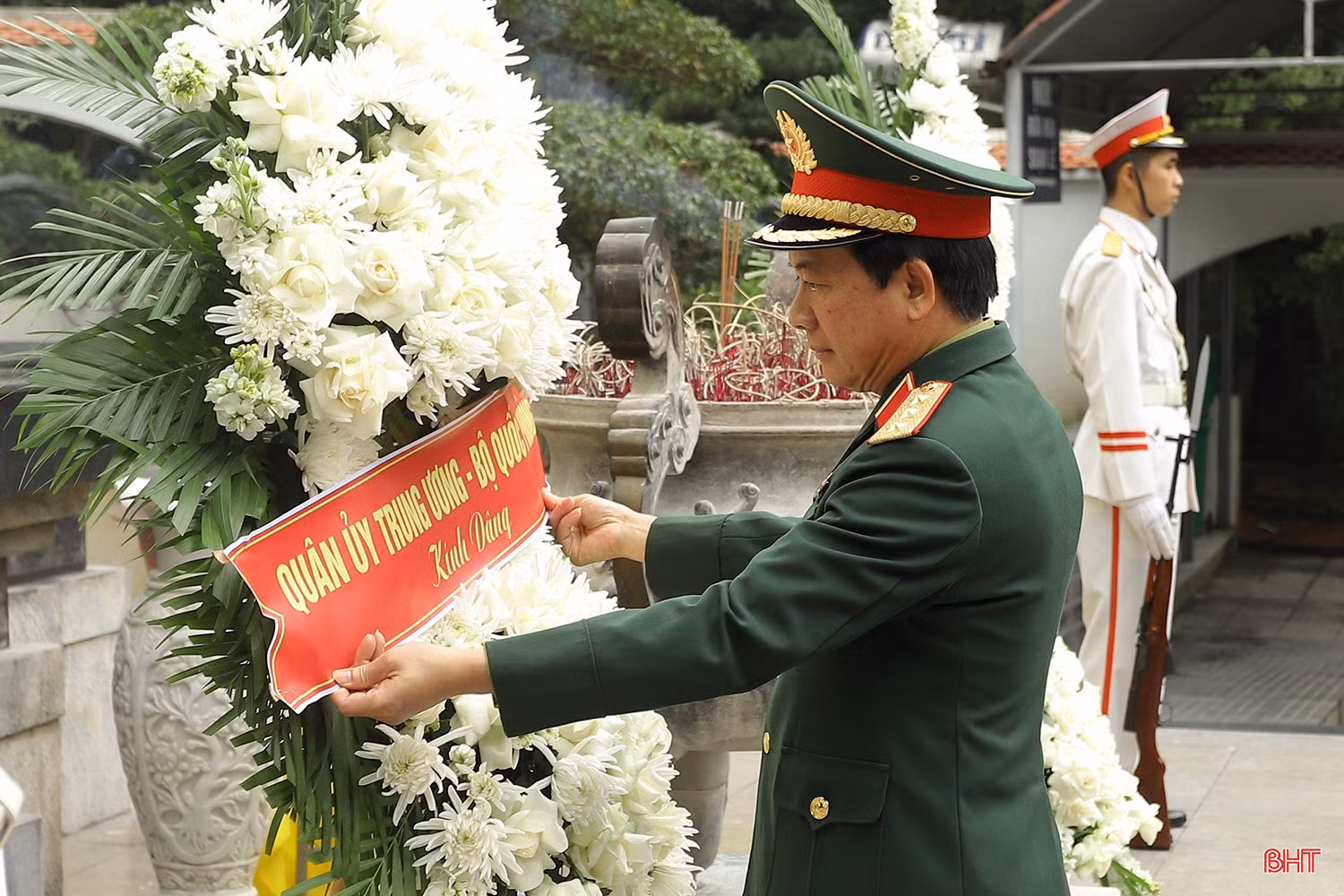 Thượng tướng Trịnh Văn Quyết dâng vòng hoa tại khu mộ 10 nữ anh hùng liệt sĩ TNXP.