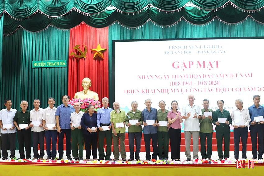 Huyện hội trao tặng 80 suất quà cho 80 đối tượng bị nhiễm chất độc da cam trực tiếp. aaa.jpg