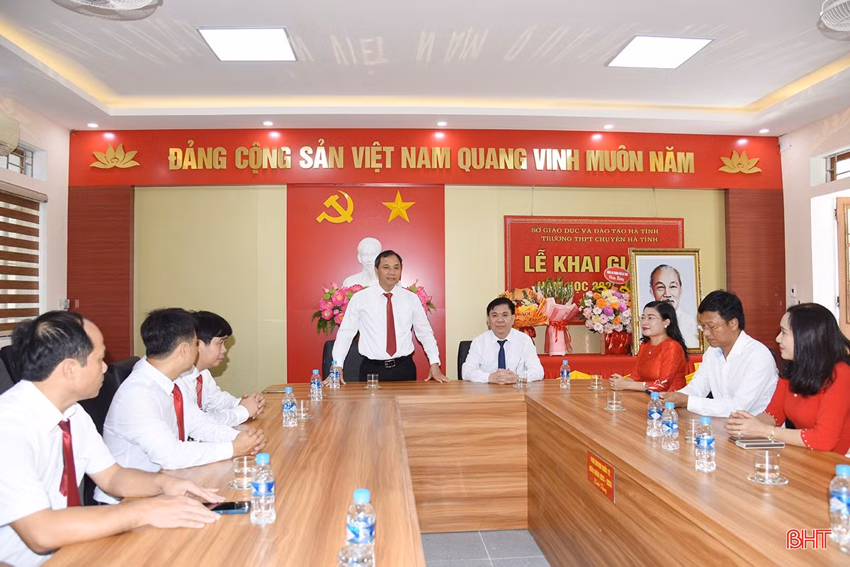 Bí thư Tỉnh ủy Hoàng Trung Dũng trò chuyện với các thầy cô Trường THPT Chuyên Hà Tĩnh.