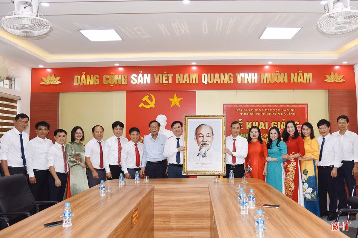 Bí thư Tỉnh ủy Hoàng Trung Dũng và lãnh đạo Sở GD&amp;ĐT trao tặng ảnh chân dung Bác Hồ cho tập thể nhà trường.