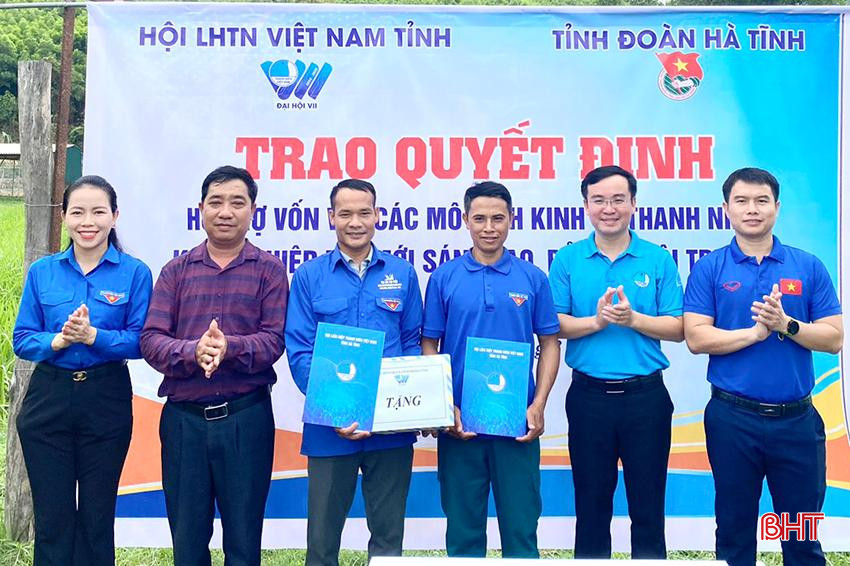 Anh Nguyễn Hoài Nam - Phó Bí thư Tỉnh đoàn, Chủ tịch Hội LHTN Việt Nam tỉnh và đại diện Huyện đoàn Cẩm Xuyên trao hỗ trợ vốn vay cho 2 mô hình kinh tế thanh niên tại Cẩm Xuyên tháng 8/2024.