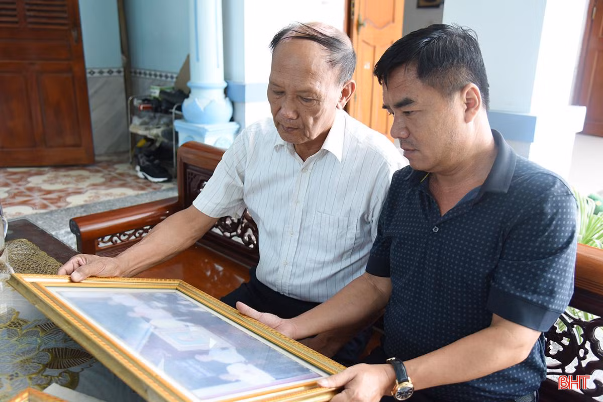 Ông Lê Tự Lập - nguyên Bí thư Đảng ủy xã Tùng Ảnh (Đức Thọ) vẫn lưu giữ bức ảnh kỷ niệm lần Tổng Bí thư về thăm.