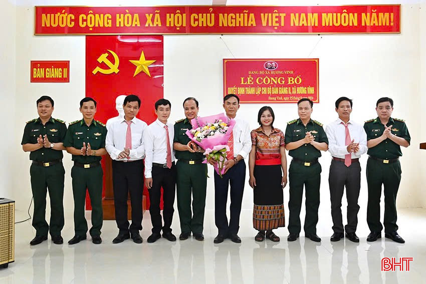 ....và đại diện Bộ Chỉ huy Bộ đội Biên phòng tỉnh, Đồn Biên phòng bản Giàng tặng hoa chúc mừng chi bộ. 3ee26d681eb3b8ede1a28.jpg