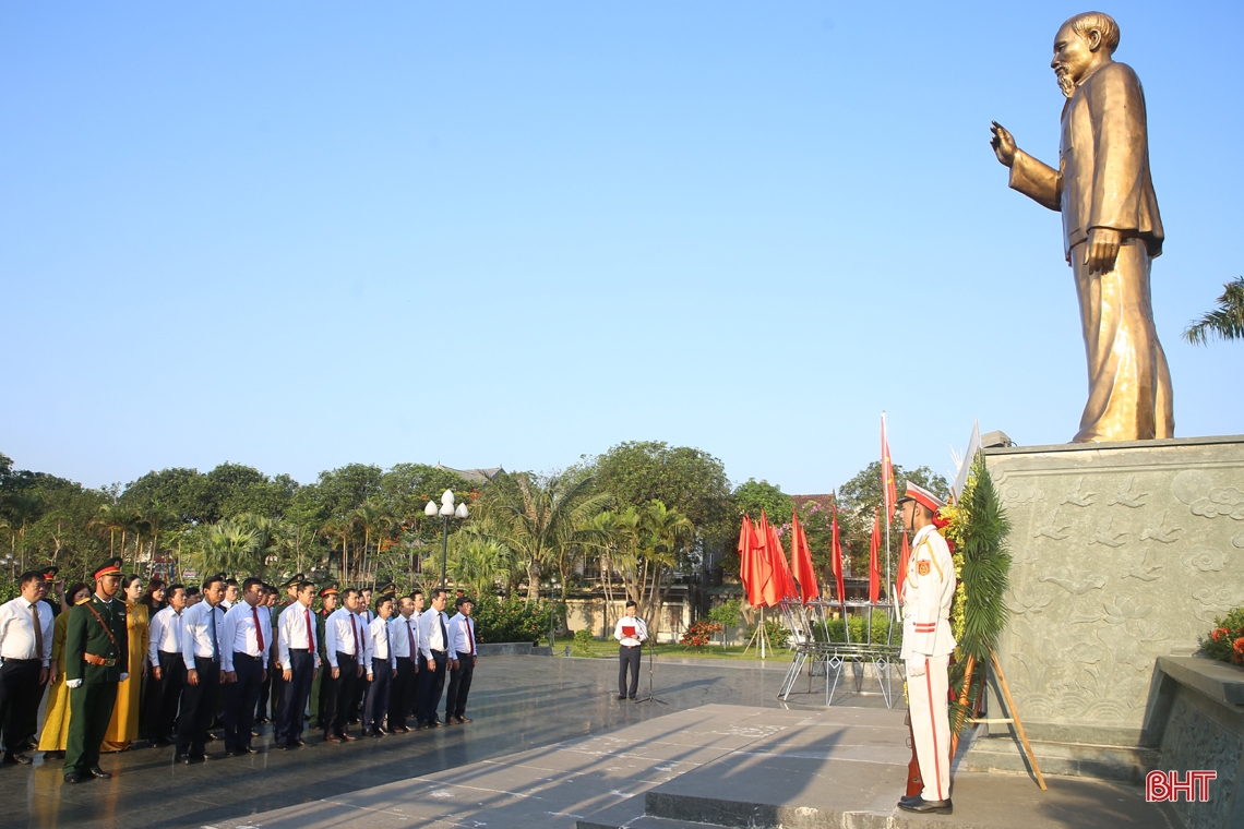 Lãnh đạo tỉnh Hà Tĩnh dâng hương tưởng niệm Chủ tịch Hồ Chí Minh