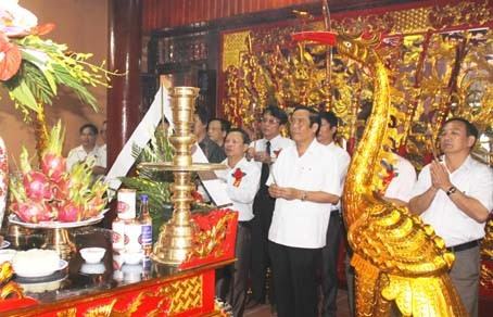 Bí thư Tỉnh ủy Nguyễn Thanh Bình dâng hương tại đền Huyện