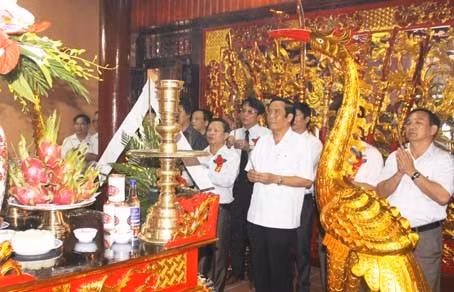 Bí thư Tỉnh ủy Nguyễn Thanh Bình dâng hương tại đền Huyện