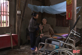 Vòng tay nhân ái: Người phụ nữ 63 tuổi gồng gánh 2 người bệnh trong căn nhà cũ nát