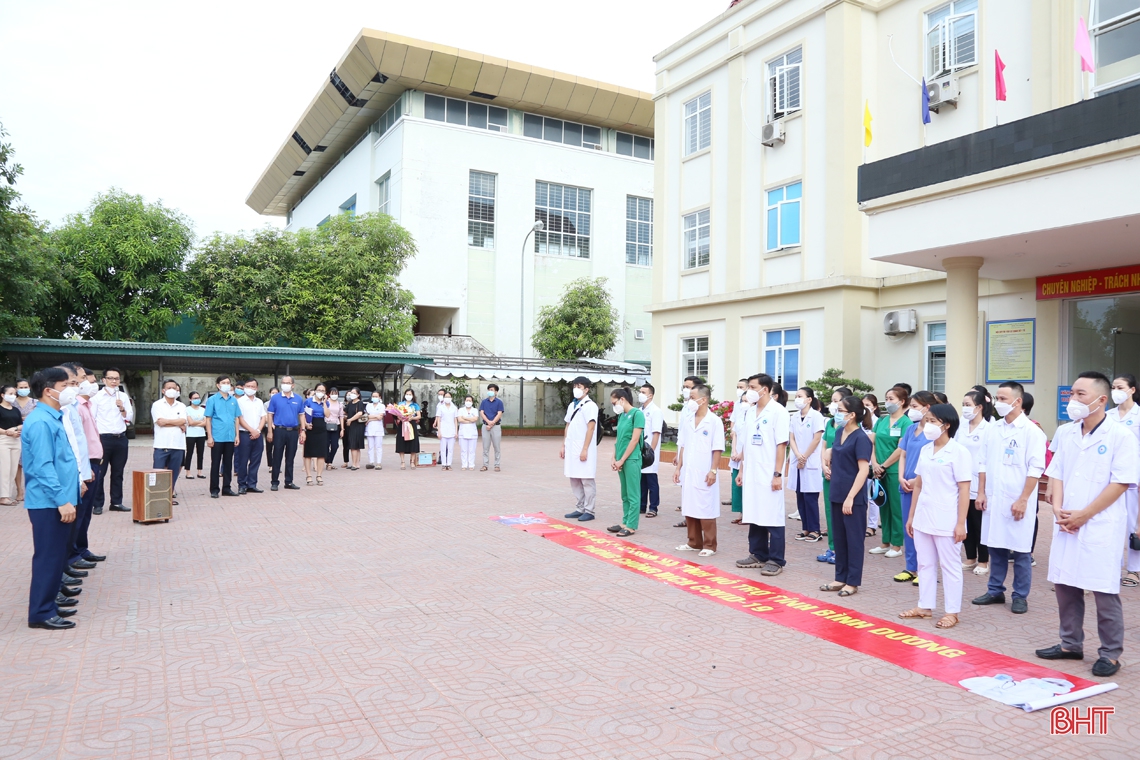 Bí thư Tỉnh ủy tiễn 32 cán bộ y tế Hà Tĩnh lên đường vào Bình Dương hỗ trợ phòng, chống dịch