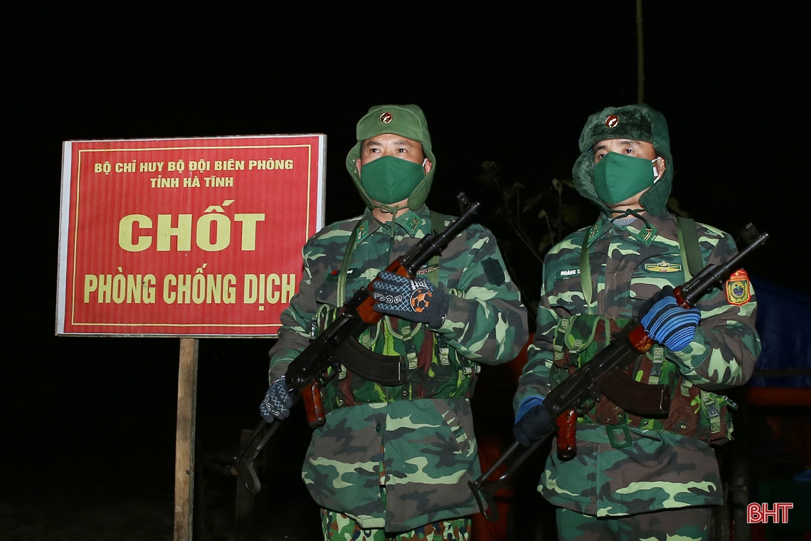 Chiến sỹ biên phòng Hà Tĩnh xuyên rừng tuần tra ngăn dịch Covid-19