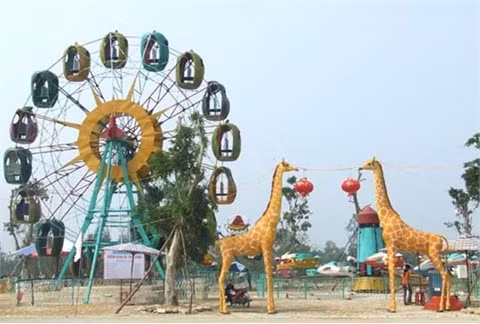 Khu vui chơi thiếu nhi 0,5ha đã đưa vào hoạt động gồm 6 trò chơi: xe lửa điện, đu quay lệch, phi thuyền, ngựa bay, bạch tuột và đu quay đứng tạo cảm giác mạnh…