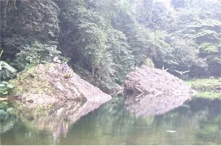 Hai "phiến đá canh phòng" phía hữu ngạn sông Rò Vền, từ đây lên đến cổng thành chừng 300m. Sông Rò Vền chảy giữa dãy Đông và Tây thành, tạo nên thế trận hiểm yếu cho thành cụ Phan.