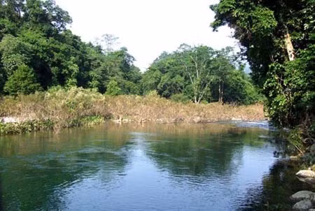 Hai "phiến đá canh phòng" phía hữu ngạn sông Rò Vền, từ đây lên đến cổng thành chừng 300m. Sông Rò Vền chảy giữa dãy Đông và Tây thành, tạo nên thế trận hiểm yếu cho thành cụ Phan.