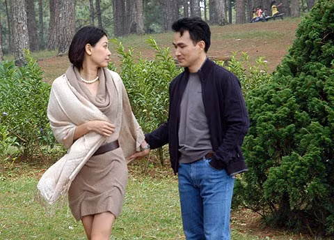 Trong vai hai người yêu nhau, Hà Kiều Anh và Chi Bảo có những cảnh diễn lãng mạn, tình tứ ở phố núi Đà Lạt.