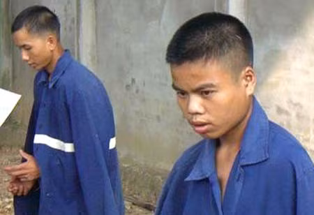 Hung thủ Xải Khăm và Nọi tại cơ quan điều tra.