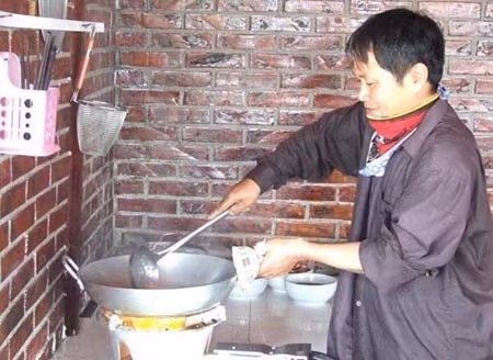 Hệ thống dịch vụ cà phê sinh thái dọc sông Nghèn, nhà hàng nổi nằm cạnh bờ sông quanh năm thoáng mát, sạch sẽ, phục vụ nhiều món ăn đặc sản của cả ba miền Bắc – Trung – Nam, với hương vị đặc trưng Việt Nam không pha lẫn. Nhiều món ăn dân dã được chế biến bởi dầu bếp lành nghề, đội ngũ phục vụ nhanh nhẹn, lịch sự sẽ mang đến cho quý khách những bữa ăn ấm cúng. Nhiều món ăn mang đậm sắc màu và hương vị sinh thái: như; đậu hủ sinh thái, chả dò sinh thái, tép um sông Nghèn, cá lóc sông Nghèn kho tộ.., rượu nếp hương Can Lộc…