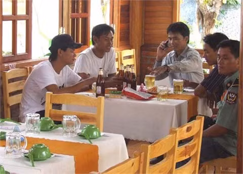 Hệ thống dịch vụ cà phê sinh thái dọc sông Nghèn, nhà hàng nổi nằm cạnh bờ sông quanh năm thoáng mát, sạch sẽ, phục vụ nhiều món ăn đặc sản của cả ba miền Bắc – Trung – Nam, với hương vị đặc trưng Việt Nam không pha lẫn. Nhiều món ăn dân dã được chế biến bởi dầu bếp lành nghề, đội ngũ phục vụ nhanh nhẹn, lịch sự sẽ mang đến cho quý khách những bữa ăn ấm cúng. Nhiều món ăn mang đậm sắc màu và hương vị sinh thái: như; đậu hủ sinh thái, chả dò sinh thái, tép um sông Nghèn, cá lóc sông Nghèn kho tộ.., rượu nếp hương Can Lộc…