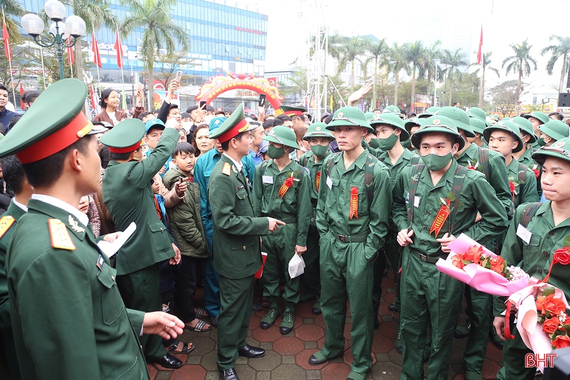 Bí thư Tỉnh ủy Hoàng Trung Dũng dự lễ giao quân tại TP Hà Tĩnh