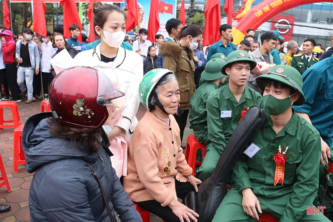 Bí thư Tỉnh ủy Hoàng Trung Dũng dự lễ giao quân tại TP Hà Tĩnh