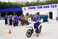 Trung tâm Đại Việt phối hợp tuyên truyền, hướng dẫn lái xe an toàn cho người dân Tân Hiệp