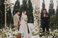 Không gian tiệc cưới ngoài trời lãng mạn phù hợp cho concept Garden Wedding và lễ Vows.