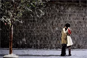 Một mình nơi xứ người, những người phụ nữ dễ bị sa ngã vào vòng tay tình nhân (ảnh minh hoạ)