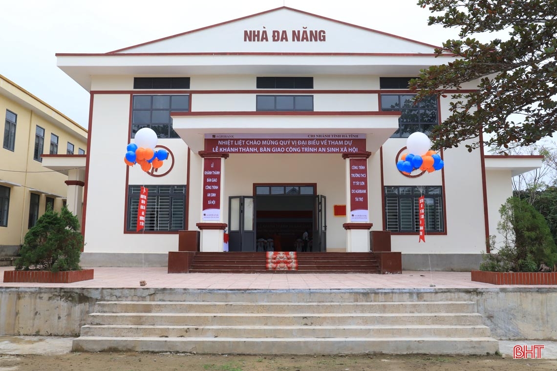 Bí thư Tỉnh ủy dự lễ bàn giao các công trình do Agribank Hà Tĩnh tài trợ cho trường học ở Hương Sơn