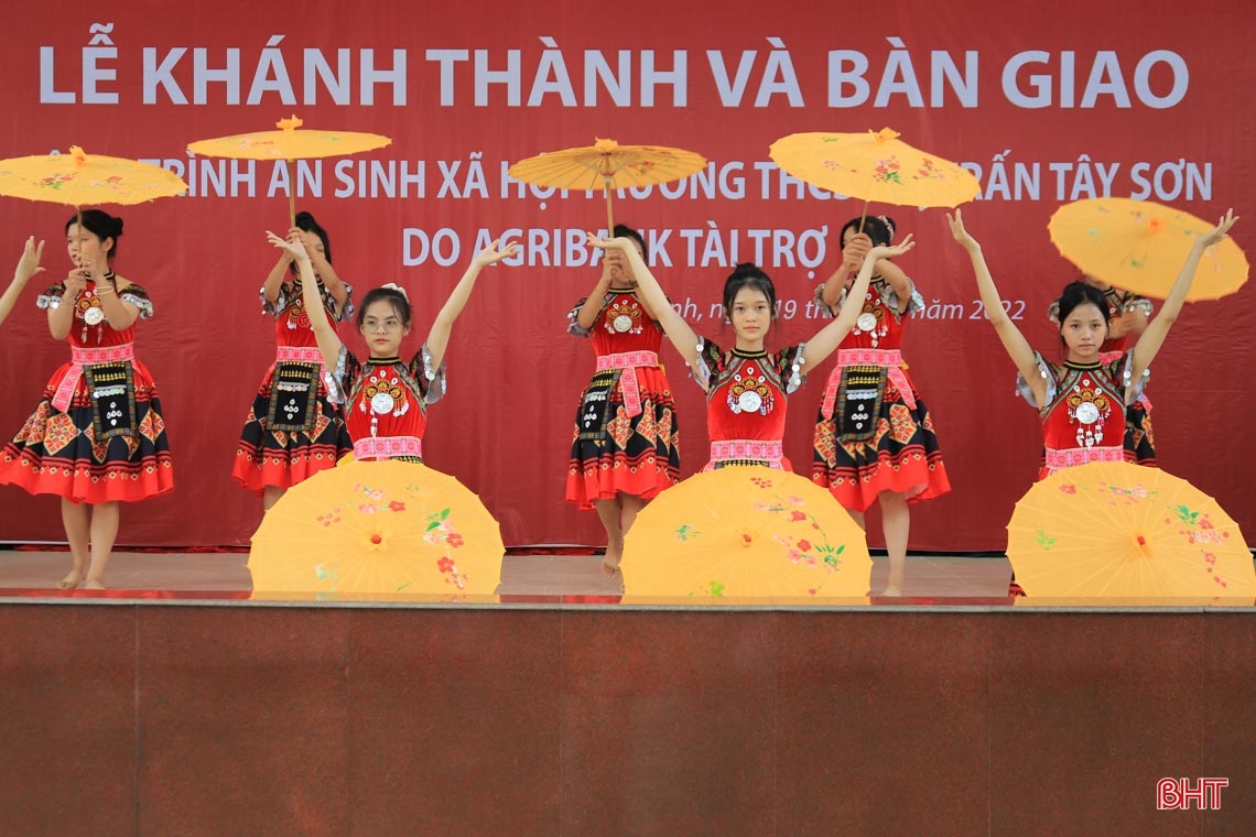 Bí thư Tỉnh ủy dự lễ bàn giao các công trình do Agribank Hà Tĩnh tài trợ cho trường học ở Hương Sơn