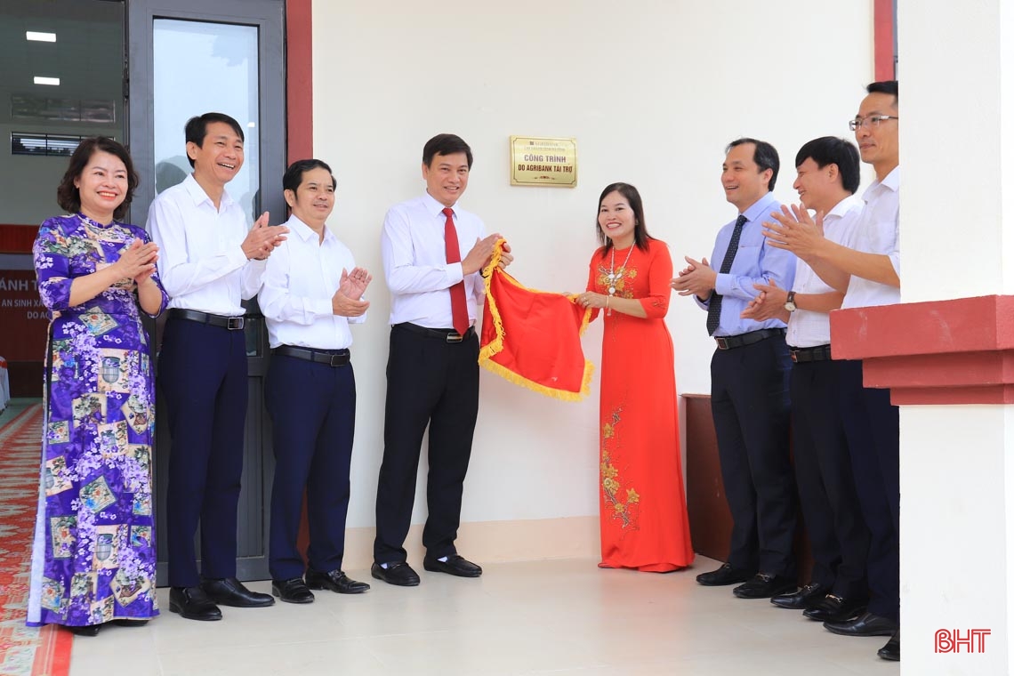 Bí thư Tỉnh ủy dự lễ bàn giao các công trình do Agribank Hà Tĩnh tài trợ cho trường học ở Hương Sơn