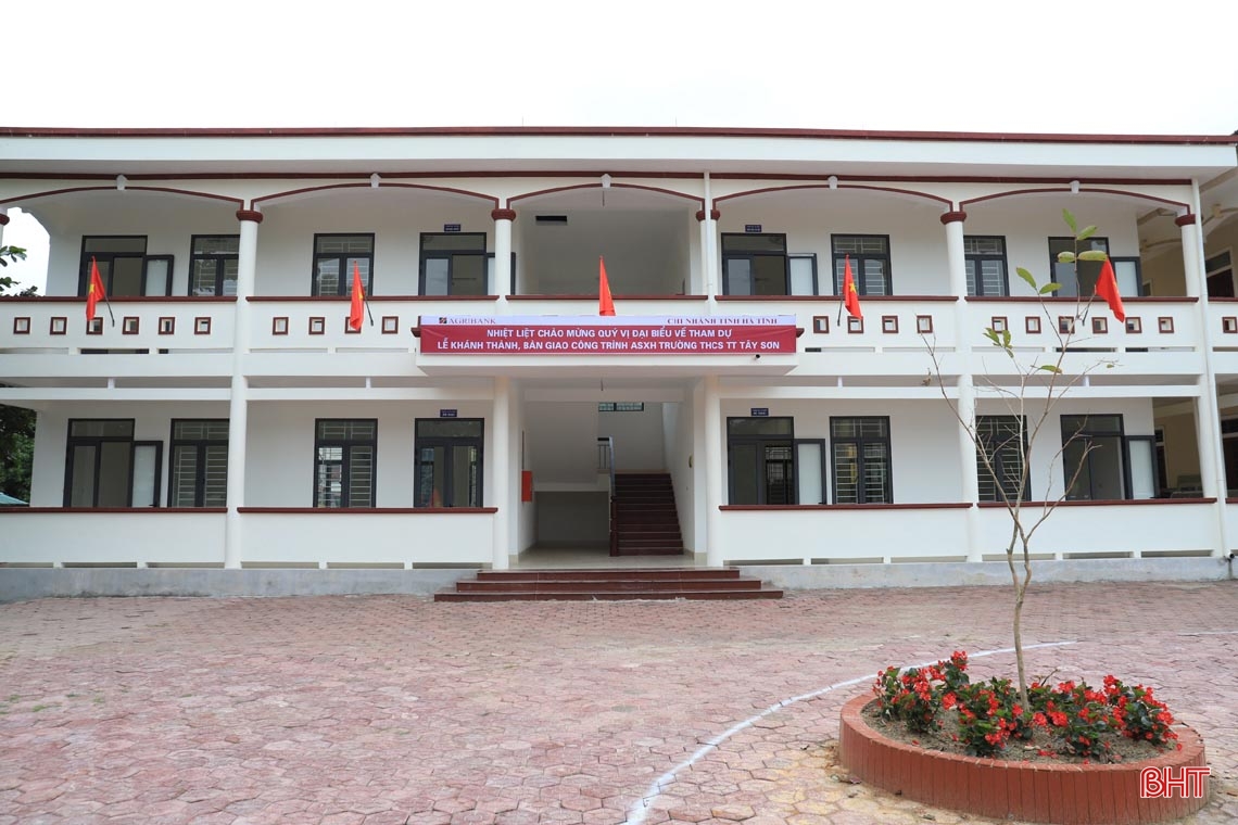 Bí thư Tỉnh ủy dự lễ bàn giao các công trình do Agribank Hà Tĩnh tài trợ cho trường học ở Hương Sơn