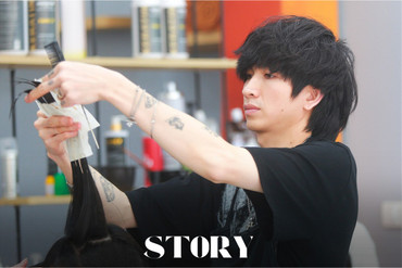 Tôi là Nguyễn Hoàng Thanh (SN 1991) hiện tôi đang làm chủ salon tóc Hoàng Thanh ở 86 Xuân Diệu (phường Thành Sen, Hà Tĩnh). Tính đến nay, tôi đã gắn bó với công việc này hơn 15 năm.