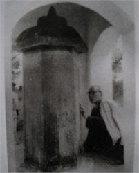 Bác Hồ về thăm Nguyễn Trãi và đọc bia Côn Sơn ở chùa Côn Sơn ngày 15-2-1965 (TL) Bác Hồ về thăm Nguyễn Trãi và đọc bia Côn Sơn ở chùa Côn Sơn ngày 15-2-1965 (TL)