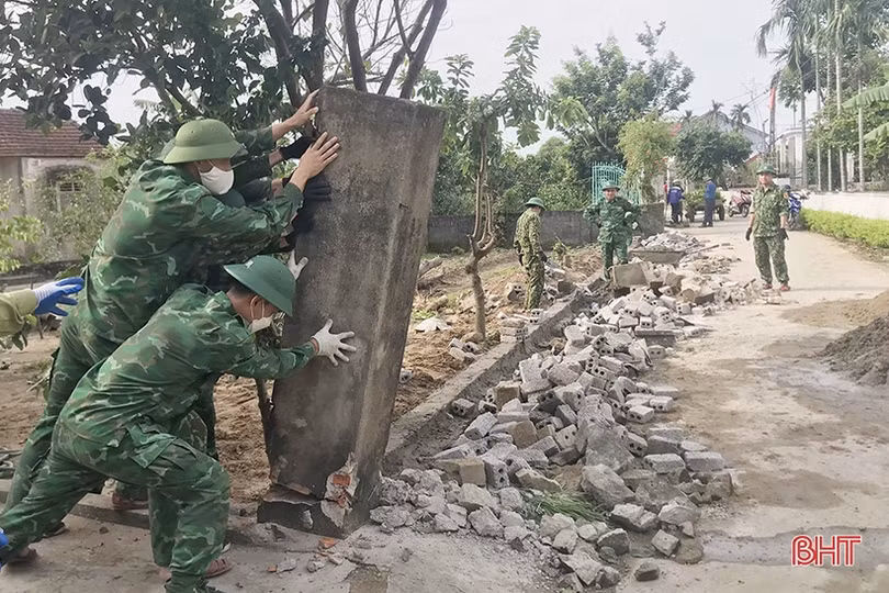 Người dân xã ven biển Hà Tĩnh hiến hơn 400 mét vuông đất mở rộng đường giao thông