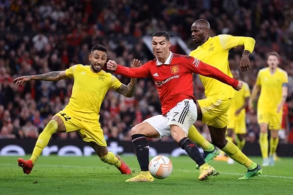 Ronaldo ghi bàn trong trận thắng 3-0 của Man United